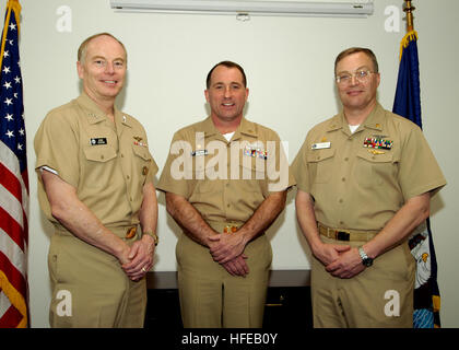 050315-N-3442D-001-Washington, D.C. (15. März 2005) - Chief of Naval Reserve Force, Vize-Admiral John Cotton, links, führt Master Chief Petty Officer David Pennington als neuer Marine Reserve Force Command Master Chief zu zentrieren. Pennington wird als eingetragene Berater, der Chef der Marine Reserve Force dienen. Seinen aktiven Dienst Gegenstück ist Master Chief Petty Officer von der Marine (INTERNIERUNGSLAGER) Terry Scott. U.S. Navy Photo von PhotographerÕs Mate 2. Klasse Cynthia Z. De Leon (freigegeben) US Navy 050315-N-3442D-001 Chef der Naval Reserve Force Vice Admiral John Cotton, führt links, Master Chief P Stockfoto