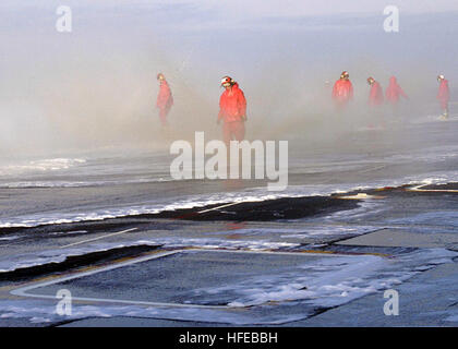 050325-N-1234L-061-Atlantik (25. März 2005) - Segler in die Luft und Engineering-Abteilungen an Bord der USS Dwight D. Eisenhower (CVN-69) zugewiesen, die Gegenmaßnahme Wash-down Sprinkleranlage auf dem Flugdeck während der Seeversuche Flugzeugträger der Nimitz-Klasse zu testen.  Eine Gegenmaßnahme Wash-down nutzt eine Mischung aus wässrigen Film Forming Foam und Salzwasser ein Flugdeck Feuer oder chemische, biologische, radiologische Angriff zu begegnen. Eisenhower hat vor kurzem eine vierjährige Mid-Life Betankung komplexen Überholung. Foto: U.S. Navy Journalist 3. Klasse Richard Locklear (freigegeben) U.S. Navy 050 Stockfoto
