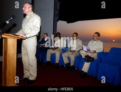 050327-N-6363M-010-Mittelmeer (27. März 2005) - Kaplan, CMdR Donald Troast, gibt Eröffnungsrede während ein Sonnenaufgang Ostergottesdienst in der Kleiderbügel Bucht an Bord der Flugzeugträger der Nimitz-Klasse USS Harry S. Truman (CVN-75). Harry S. Truman Carrier Strike Group wurde vor kurzem nach Abschluss fast vier Monate in den Persischen Golf zur Unterstützung der globalen Krieg gegen den Terrorismus entlastet. U.S. Navy Photo von PhotographerÕs Mate Airman Philip V. Morrill (freigegeben) US Navy 050327-N-6363M-010 Kaplan, CMdR Donald Troast, gibt Eröffnungsrede während ein Sonnenaufgang Ostergottesdienst der Aufhänger Bucht ab Stockfoto