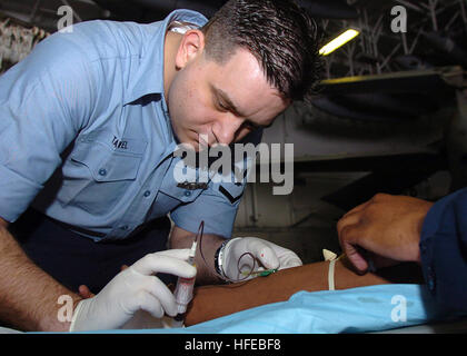 050328-N-0535P-023-Mittelmeer (28. März 2005) - Hospital Corpsman 3. Klasse Jason Tavel zieht eine Blut Probe von Seemann während alle Hände Posten Bereitstellung Gesundheitsprüfung an Bord der Flugzeugträger der Nimitz-Klasse USS Harry S. Truman (CVN-75). Harry S. Truman Carrier Strike Group wurde vor kurzem nach Abschluss fast vier Monate in den Persischen Golf zur Unterstützung der globalen Krieg gegen den Terrorismus entlastet. US Navy Foto vom Fotografen Mate Flieger Jay C. Pugh (freigegeben) uns Marine 050328-N-0535P-023 Hospital Corpsman 3. Klasse Jason Tavel zieht eine Blutprobe von Seemann während der Stockfoto