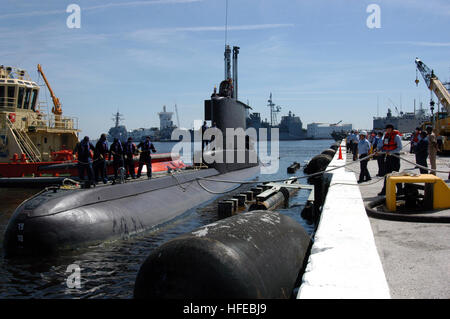 Besatzungsmitglieder an Bord der USS Underwood unterstützen das kolumbianische U-Boot Pijao beim Andocken an der Naval Station Mayport, Florida, um an der Übung Smart Search teilzunehmen, bei der Anti-U-Boot-Taktiken mit amerikanischen Oberflächenschiffen, Flugzeugen und U-Booten getestet werden. Stockfoto