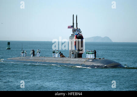 050401-N-7949W-003 San Diego, Kalifornien (1. April 2005) - Crew-Mitglieder der Los-Angeles-Klasse schnellen Angriff u-Boot USS Ashville (SSN-758), zugewiesen Mann die Schienen, wie sie beginnen, durch den Kanal von San Diego Bay zu segeln.  Ashville kehrt ihr Heimathafen am Naval Base Point Loma, Kalifornien, nach Abschluss einer regelmäßigen Bereitstellung auf den westlichen Pazifischen Ozean.  Asheville Staatssicherheit Missionen durchgeführt und nahm zwei internationalen Übungen Teil. Foto: U.S. Navy des Fotografen Mate 1. Klasse Daniel Woods (freigegeben) US Navy 050401-N-7949W-003 Crew-Mitglieder, die Los zugewiesen Stockfoto