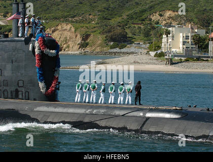 050401-N-7949W-002 San Diego, Kalifornien (1. April 2005) - Crew-Mitglieder der Los-Angeles-Klasse schnellen Angriff u-Boot USS Ashville (SSN-758), zugewiesen Mann die Schienen, wie sie beginnen, durch den Kanal von San Diego Bay zu segeln. Ashville kehrt ihr Heimathafen am Naval Base Point Loma, Kalifornien, nach Abschluss einer regelmäßigen Bereitstellung auf den westlichen Pazifischen Ozean. Asheville Staatssicherheit Missionen durchgeführt und nahm zwei internationalen Übungen Teil. Foto: U.S. Navy des Fotografen Mate 1. Klasse Daniel Woods (freigegeben) US Navy 050401-N-7949W-002 Besatzungsmitglieder, Los A zugewiesen Stockfoto