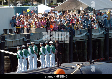 050401-N-7949W-004 San Diego, Kalifornien (1. April 2005) - wieder ihren Heimathafen am Naval Base Point Loma, Kalifornien, nach Abschluss einer regelmäßigen Bereitstellung auf den westlichen Pazifischen Ozean mehr Besatzungsmitglieder, schnellen Angriff Los-Angeles-Klasse-u-Boot USS Ashville (SSN-758), Man warte die Schienen als Familienmitglieder und Angehörigen auf dem Pier an Bord Naval Base Point Loma, Kalifornien Ashville zugewiesen. Asheville Staatssicherheit Missionen durchgeführt und nahm zwei internationalen Übungen Teil. Foto: U.S. Navy des Fotografen Mate 1. Klasse Daniel Woods (freigegeben) US Navy 050401-N-7949W-004 Crew memb Stockfoto