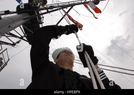 050404-N-4702D-008 Yokosuka, Japan (4. April 2005) - Personnelman Seemann Jeremy Middleton von Long Beach, Kalifornien, Schichten Farben und wirft die National Flagge auf Halbmast an Bord USS Blue Ridge (LCC-19), um die Weitergabe von Papst Johannes Paul II. zu Ehren. Die 7. US-Flotte Befehl Schiff USS Blue Ridge (LCC-19) zog nach dem es die längste geplante Westpazifik Deployment seit 11. September 2001 in ihrem Heimathafen Yokosuka, Japan. US Navy Foto vom Fotografen Mate Airman William J. Davis (freigegeben) U.S. Navy 050404-N-4702D-008 Personnelman Seemann Jeremy Middleton von Long Beach, Kalifornien, verschiebt Farben und Stockfoto