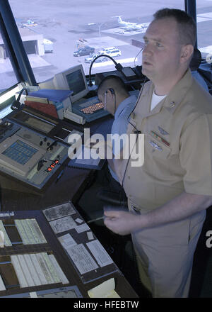 050405-N-7281D-016 San Diego, Kalifornien (5. April 2005) - Chief Air Traffic Controller Scott Hillegist, beobachtet Flugzeuge, wie er sie für Start löscht und Landung im Kontrollturm an Bord Naval Air Station North Island, Kalifornien Chief Hillegist Naval Air Station Flugbetrieb, sorgt für die sichere, geordnete, und sinnvolle Kontrolle über mehr als 125.000 jährlichen Operationen für die Pazifik-Flotte zugeordnet ist. Foto: U.S. Navy des Fotografen Mate 2. Klasse LaQuisha S. Davis (freigegeben) U.S. Navy 050405-N-7281D-016 Chef Air Traffic Controller Scott Hillegist, Flugzeuge beobachtet, wie er sie löscht f Stockfoto