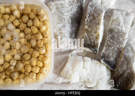 Rohe Filets von gesalzenen Kabeljau mit Kichererbsen in einweichen Stockfoto