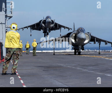 050406-N-3150G-013-Pazifik (6. April 2005) - A Marine Corps AV-8 b Harrier II, zugeordnet zu den "Albtraum" Marine Attack Squadron fünf One Three (VMA-513), macht seine endgültige Abstieg während anderen wartet auf das Signal aus dem Flugdeck an Bord der amphibischen Angriff starten Schiff USS Peleliu (LHA-5). VMA-513 ist an Bord Peleliu Luft Operationen vor der Küste von Süd-Kalifornien begonnen. US Navy Foto des Fotografen Mate Airman Timothy Gunther (freigegeben) US Navy 050406-N-3150G-013 A Marine Corps AV-8 b Harrier II, der Alptraum der Marine Angriff Geschwader fünf ein T zugewiesen Stockfoto