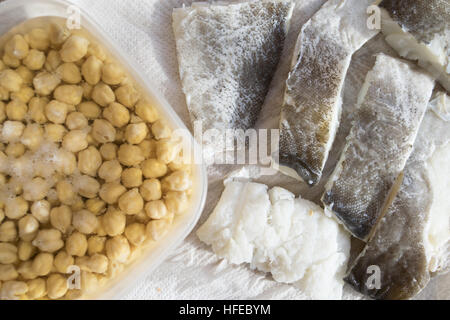 Rohe Filets von gesalzenen Kabeljau mit Kichererbsen in einweichen Stockfoto