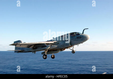 021207-N-1810F-002 auf hoher See Dampf an Bord der USS Kitty Hawk (CV-63) 7. Dezember 2002--eine EA-6 b ÒProwlerÓ startet von einem der vier betriebene Katapulte auf dem Flugdeck ShipÕs.  Kitty Hawk ist die NavyÕs nur dauerhaft nach vorne bereitgestellt Flugzeuge und fliegt aus Yokosuka, Japan.  U.S. Navy Photo von PhotographerÕs Mate 3. Klasse Todd Frantom.  (FREIGEGEBEN) US Navy 021207-N-1810F-002 EA-6 b Prowler startet von einem der vier Dampf betriebene Katapulte auf dem Schiff %% 5Ersquo, s-Cockpit Stockfoto