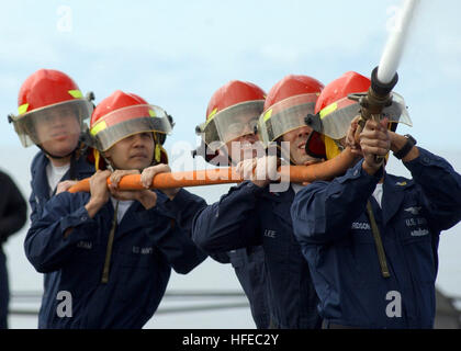 050412-N-6363M-010-Atlantik (12. April 2005) - Segler ein Reparatur-Schließfach zugewiesen Feuer Partei nahm in einem Schlauch-Handling-Event während der Schadensbegrenzung Olympischen Spiele an Bord der Flugzeugträger der Nimitz-Klasse USS Harry S. Truman (CVN-75). Jeweils von Trumans Reparatur Schließfächer beteiligte sich an verschiedenen Veranstaltungen zu bestimmen, welche Reparatur Locker die besten der besten an Bord des Schiffes war. Harry S. Truman Carrier Strike Group übergab vor kurzem seine Verantwortung im Persischen Golf auf der Carl Vinson Carrier Strike Group, nach fast vier Monaten auf Station unterstützt Betrieb Ira Stockfoto