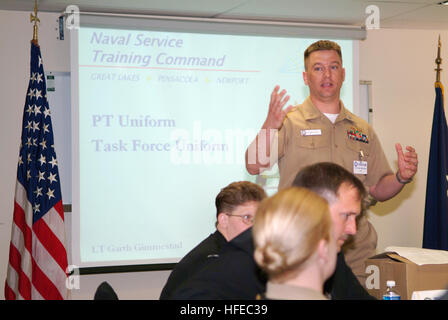 050413-N-0962S-010-Washington, D.C. (13. April 2005) - Lt. Garth Gimmestad, zugeordnet zu rekrutieren Training Command, Great Lakes, Illinois, Schriftsätze der Task Force einheitliche Phase II Konferenz über die derzeit verfügbaren Optionen für ein standard Marine-weite körperliches Training (PT) Uniform. Die Notwendigkeit einer einheitlichen PT ist eine der vielen Fragen, das, die 28-Sailor-Panel im Laufe der Woche besprechen. Das Gremium besteht aus Matrosen von e-5 bis hin zu O-6, die am Meer und Küste Befehle in der Flotte stationiert sind. Foto: U.S. Navy Journalist 2. Klasse Brandan W. Schulze (freigegeben) US Navy 050413-N-0962S-010 Lt. G Stockfoto