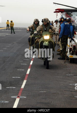 050418-N-3557N-071-Mittelmeer (18. April 2005) - Marines zugewiesen, 26. Marine Expeditionary Unit (MEU) Transit dem Flugdeck KLR 250-D8 Marinekorps Motorräder auf einem Hubschrauber CH-46E Sea Knight während Flugdeck Operationen laden amphibischer Angriff Schiff USS Kearsarge (LHD-3). Kearsarge und eingeschifften 26. MEU sind auf eine geplante Bereitstellung zur Unterstützung der globalen Krieg gegen den Terrorismus. US Navy Foto vom Fotografen Mate Flieger Christopher J. Newsome (freigegeben) US Navy 050418-N-3557N-071 Marines zugewiesen den 26. Marine Expeditionary Unit (MEU) Transit das Flugdeck t Stockfoto