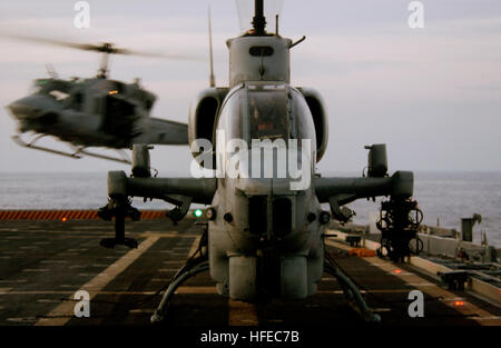 050419-N-4309A-141 Persischen Golf (19. April 2005) Ð An AH-1 Cobra landet auf dem Flugdeck an Bord amphibious Transport Dock Schiff USS Duluth (LPD-6), wie ein UH-1 Huey bereitet sich auf das gleiche während der routinemäßigen Flugbetrieb zu tun. Beide hängen an Maine Medium Helicopter Squadron One sechs Five (HMM-165) "Reinforced" mit 15. Marine Expeditionary Unit (MUE) 15 Aviation Combat Element Sitz in Camp Pendleton, Kalifornien Duluth führt derzeit Maritime Security Operations in den Persischen Golf zur Unterstützung der Operation Iraqi Freedom (OIF). Foto: U.S. Navy des Fotografen Mate 1. Klasse Aaron Ansar Stockfoto