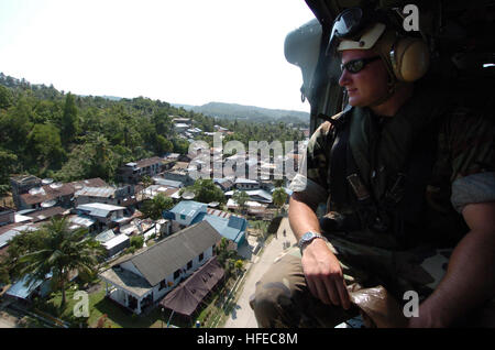 050420-N-8629M-216 Nias, Indonesien (20. April 2005) Ð Waffenwart Seemann James Vanroy schaut aus der Kabine eines MH-60 Seahawk-Hubschrauber über Nias, Indonesien auf seinem Rückflug nach Military Sealift Command (MSC) Lazarettschiff USNS Mercy (T-AH 19) nach einem Tag mit Sicherheit an der Küste zu unterstützen. Auf Antrag der Regierung von Indonesien, das Military Sealift Command (MSC) Lazarettschiff USNS Mercy (T-AH 19), speichert MSC Kampf gegen Schiffe, die USNS Niagara Falls (T-AFS-3) und USNS San Jose (T-AFS-7) auf der Station vor der Küste von Nias, Hilfeleistung, wie entsprechende bestimmt und nec sind Stockfoto