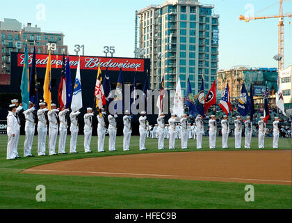 050420-N-7878F-062 San Diego, Kalifornien (20. April 2005) Ð US Navy Matrosen stehen an Aufmerksamkeit und Gruß, während die Nationalhymne während Military Appreciation Day im Petco Park, Heimat der San Diego Padres gesungen wird. Die Padres Ehren jährlich Militärangehörigen durch Tarnung Uniformen während Military Appreciation Day. US Navy Foto von Donald Fletcher (freigegeben) US Navy 050420-N-7878F-062 US Navy Matrosen an Aufmerksamkeit und Gruß stehen, während die Nationalhymne während Military Appreciation Day im Petco Park, Heimat der San Diego Padres gesungen wird Stockfoto