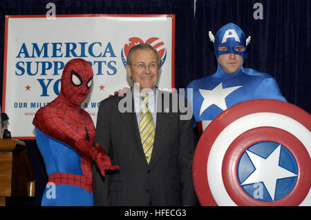 050428-N-0295M-002 Pentagon, Washington, D.C. (28. April 2005) - stellt US-Verteidigungsminister Donald Rumsfeld mit Superhelden Spider-Man und Captain America bei der Enthüllung eines Comic-Buches, das kostenlos an US-Truppen im Irak und der ganzen Welt verteilt wird. Mit den Avengers, Fantastic Four, Spider-Man und anderen Marvel-Helden haben der Comic einen Druck von 1 Million Exemplaren ausgeführt und durch die militärischen Austausch verteilt werden. Die ersten 150.000 Exemplare werden an Personal im Nahen Osten verteilt werden. Der Comic ist Teil des "Amerika unterstützt Sie, eine US-Verteidigungsministerium Stockfoto