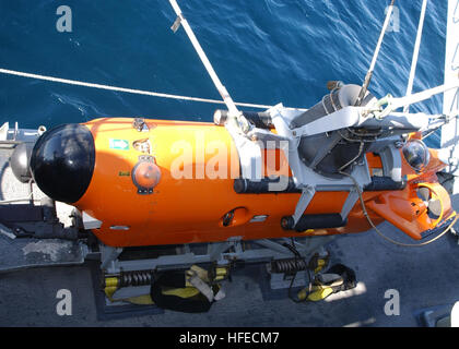 021211-N-8029P-012 auf hoher See an Bord USS Pioneer (MCM 9) 10. Dezember 2002--ein AN/SLQ-48 Mine Neutralisator wird hochgezogen, über die Seite der Pionier für eine geplante Mine Übung von San Clemente Insel fegen. Pionier ist in Ingleside, Texas Gridley und führt derzeit Übungen in der Nähe von San Diego, Kalifornien  U.S. Navy Photo von PhotographerÕs Mate 3. Klasse Ramon Preciado.  (FREIGEGEBEN) US Navy 021211-N-8029P-012 An AN-SLQ-48 Mine Neutralisator wird hochgezogen, über die Seite der Pionier für eine geplante Mine fegen Übung von San Clemente Insel Stockfoto