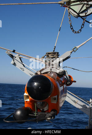 021211-N-8029P-018 auf hoher See an Bord USS Pioneer (MCM 9) 10. Dezember 2002--ein AN/SLQ-48 Mine Neutralisator wird hochgezogen, über die Seite der Pionier für eine geplante Mine Übung von San Clemente Insel fegen. Pionier ist in Ingleside, Texas Gridley und führt derzeit Übungen in der Nähe von San Diego, Kalifornien  U.S. Navy Photo von PhotographerÕs Mate 3. Klasse Ramon Preciado.  (FREIGEGEBEN) US Navy 021211-N-8029P-018 An AN-SLQ-48 Mine Neutralisator wird hochgezogen, über die Seite der Pionier für eine geplante Mine fegen Übung von San Clemente Insel Stockfoto