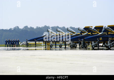 Piloten der Blue Angels stellen sich am MCAS Cherry Point an, um Flugzeuge mit F/A-18A Hornets zu demonstrieren, Manöver durchzuführen und an öffentlichen Flugausstellungen teilzunehmen, die die Fähigkeiten der Marine-Luftfahrt zeigen. Stockfoto