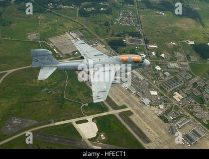 050510-N-8921O-002 Naval Air Station Whidbey Island, Washington (10. Mai 2005) - überfliegt die naval Air Station während einer Übung eine EA-6 b Prowler angebracht, die ÒBlack RavensÓ von Electronic Attack Squadron One drei Five (VAQ-135). Foto: U.S. Navy des Fotografen Mate 3. Klasse Chris Otsen (freigegeben) US Navy 050510-N-8921O-002 eine EA-6 b Prowler befestigt, die Black Ravens des elektronischen Angriff Squadron One drei Five (VAQ-135) fliegen über die naval Air Station während einer Übung Stockfoto