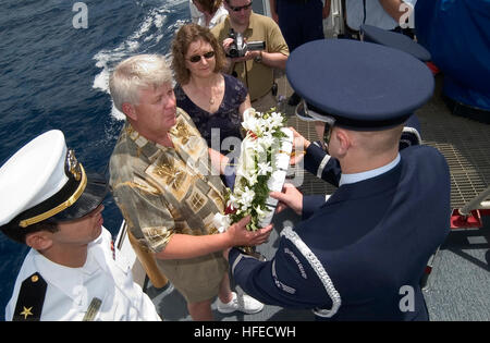 050511-N-7293M-149-Pazifik (11. Mai 2005) - US Air Force Senior Airman Robert Hoffman, zugeordnet der Andersen Air Force Base ÒBlue KnightsÓ Ehrengarde präsentiert einen Denkmal Kranz Mr und Mrs Bill Willis während einer speziellen Trauerfeier an Bord der Coast Guard Cutter Galveston Island (WPB 1349) statt. Herr WillisÕ Vater war Co-Pilot der US Army Air Forces b-29 Superfortress Bomber, die nach Take off auf seinen ersten Kampfeinsatz während des zweiten Weltkriegs, vor 60 Jahren abgestürzt. Alle elf Mitglieder der AircraftÕs Besatzung wurden getötet, und der einzige Körper wiederhergestellt war, dass der Pilot. Mr. Stockfoto