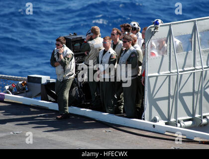 050511-N-0226M-004-Pazifik (11. Mai 2005) - Landing Signal Officers (LSOs) zugewiesenen Carrier Air Wing One vier (CVW-14) eng überwachen den Anflug und die Landung von Flugzeugen an Bord der Nimitz-Klasse-Flugzeugträger USS Ronald Reagan (CVN-76) im Flugbetrieb. Reagan führt im Gange Flugdeck Zertifizierungen im Pazifischen Ozean. US Navy Foto von Senior Chief Fotograf Mate Mahlon K. Miller (freigegeben) US Navy 050511-N-0226M-004 Landing Signal Officers (LSOs) zugewiesenen Carrier Air Wing One vier (CVW-14) eng zu überwachen, den Anflug und die Landung von Flugzeugen an Bord Stockfoto