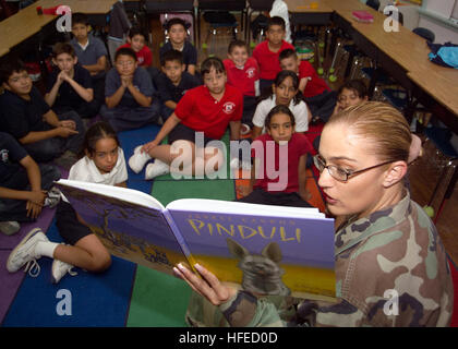 050513-N-8055R-005 El Paso, Texas (14. Mai 2005) Ð Personnelman 3. Klasse Sabina Centeno Lesezugriffe auf eine vierte Klasse in North Loop Elementary School in El Paso, Texas. Centeno ist ein Marine-Reservist auf aktive Aufgabe besondere Arbeit mit gemeinsamen Task Force Nord (JTF), wurde ein Freiwilliger für das Lesen und mentoring-Programm für die Nordschleife seit 2001. JTF-Nord hat Centeno als ihre Freiwilligen des Jahres gewählt. Foto: U.S. Navy PhotographerÕs Mate 1. Klasse Lou Rosales (freigegeben) US Navy 050513-N-8055R-005 Personnelman 3. Klasse Sabina Centeno liest eine vierte Klasse bei der North Loop Elementar Stockfoto