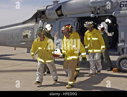 050513-N-7286M-049 El Centro, Kalifornien (13. Mai 2005) Ð Feuerwehrleute aus Naval Air Anlage El Centro Bundesrepublik Feuerwehr, erhalten ein Patient während der Übung Wüste Dampf. Wüste Dampf ist eine Übung zu lehren Hubschrauberbesatzungen wie zu empfangen und zu evakuieren, Patienten und feindliche Kriegsgefangene in einer Wüstenumgebung. U.S. Navy Photo von PhotographerÕs Mate 2. Klasse Daniel R. Mennuto (freigegeben) US Navy 050513-N-7286M-049 Feuerwehrleute aus Naval Air Anlage El Centro Bundesrepublik Feuerwehr, erhalten ein Patient während der Übung Wüste Dampf Stockfoto