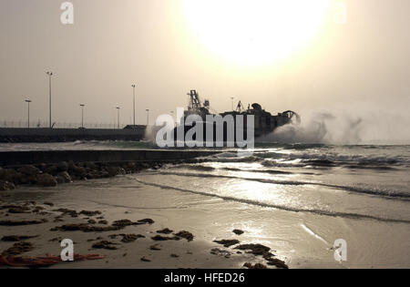 050516-N-3289C-020 Camp Patriot, Kuwait (16. Mai 2005) - A Landing Craft, Luftkissen (STERNS) zugewiesen, Assault Craft Einheit vier (ACU-4), Transporte, die US-Marines und Ausrüstung für die 26. Marine Expeditionary Unit (MEU), Kuwait Navy Base befestigt, bei ihrer Vorbereitung auf die Ausbildung in der kuwaitischen Wüste führen. Die 26. MEU ist an Bord der amphibischen Dock Landungsschiff USS Ashland (LSD-48) begonnen. Ashland und der 26. MEU werden derzeit mit der Kearsarge Expeditionary Strike Group um den Persischen Golf zur Unterstützung der fünften Flotte eingesetzt. Foto: U.S. Navy Journalist 2. Klasse Paul Käfig (freigegeben) U.S. Stockfoto