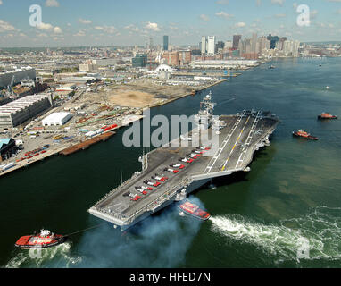 050519-N-8704K-001 Boston, Massachusetts (19. Mai 2005) Ð der konventionell angetriebenen Flugzeugträger USS John F. Kennedy (CV-67) macht ihren Weg ins historische Boston Harbor als Crew-Mitglieder in Ausbildung auf dem Flugdeck Spell-out sind "JACK ist BACKÓ. Kennedy Seeleute und eingeschifften Marines, Marine Expeditionary Unit Two Four (MEU 24), Mann-Schienen zugewiesen, während das Schiff in den Hafen zieht. Kennedy und die 24. MEU sind in Boston, Massachusetts für eine geplante Hafen besuchen. U.S. Navy Photo von PhotographerÕs Mate 3. Klasse Joshua Karsten (freigegeben) uns Marine 050519-N-8704K-001 die konventionell angetriebenen Aircra Stockfoto