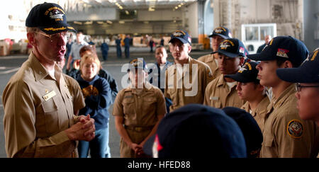 050520-N-7130B-098 Pazifik (20. Mai 2005) Ð der Nimitz-Klasse-Flugzeugträger USS Ronald Reagan (CVN-76), befehlshabender Offizier, Kapitän James Symonds Gespräche zur Marine Junior Reserve Officer Training Corps (NJROTC) Einheit von Everett Alvarez High School befindet sich in Salinas, Kalifornien Die NJROTC wurde an Bord der Reagan um Erfahrungen aus erster hand das Leben an Bord eines Marineschiffes. Das Reaktorschiff angetriebene führt derzeit Träger Qualifikationen für verschiedene Westküste Flotte Ersatz Staffeln (FRS). US Navy Foto vom Fotografen der 3. Klasse Aaron Belastung (freigegeben) uns Marine 050520 Mate Stockfoto