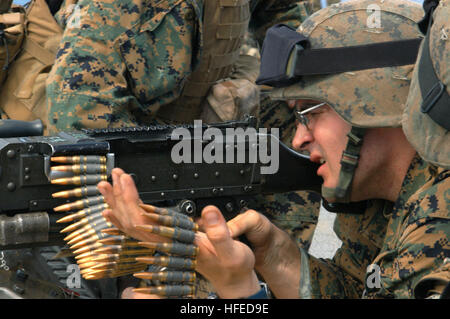 050521-N-2468S-008 Süd-Pazifik (21. Mai 2005) Ð U.S. Marine Corps Lance Cpl. Howard Hoehmann, zugewiesen, 2. Flotte Anti-Terrorism Security Team (schnell) Co., 3rd Platoon, zielt auf ein Ziel während der Durchführung von scharfer Munition Maschinengewehr Bohrer an Bord der siebten US-Flotte Flaggschiff USS Blue Ridge (LCC-19). Die schnellen Marines, basiert an Bord Naval Waffen Station Yorktown, Virginia, werden an Bord der Blue Ridge, derzeit im Süd-Pazifik eingesetzt. Foto: U.S. Navy des Fotografen Mate 2. Klasse Terry Spanien (freigegeben US Navy 050521-N-2468S-008 U.S. Marine Corps Lance Cpl. Howard Hoehman Stockfoto