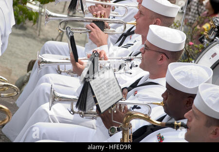 050521-N-9851B-001 Shimoda, Japan (21. Mai 2005) - führt die siebte Flotte Band vor einer Kranzniederlegung Zeremonie zum Gedenken an die Ankunft des Commodore Oliver Hazard Perry in Japan, im Shimoda Park in Shimoda, Japan. Die Stadt von Shimoda, Japan, begrüßte Segler aus USS Fitzgerald (DDG-62), feiern die sechzig sechsten jährlichen Black Schiff Festival zum Gedenken an die Ankunft des Commodore Oliver Hazard Perry fünfzig ein Jahren Japan in den Westen zu öffnen. Foto: U.S. Navy PhotographerÕs Mate 2. Klasse John L. Beeman (freigegeben US Navy 050521-N-9851B-001 der siebten Flotte Band perf Stockfoto