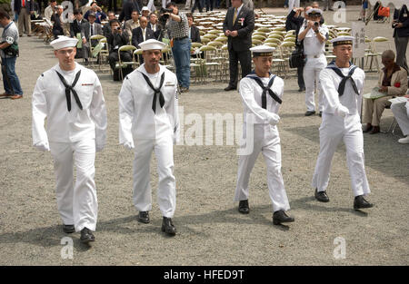 050521-N-9851B-004 Shimoda, Japan (21. Mai 2005) Ð US Navy Matrosen zugewiesen Lenkwaffenzerstörer USS Fitzgerald (DDG-62), links, März neben japanischen Maritime Self Defense Force Segler, wie sie ihren Weg zu Flaggen während einer Kranzniederlegung Zeremonie zum Gedenken an die Ankunft des Commodore Oliver Hazard Perry in Japan, im Shimoda Park in Shimoda, Japan zu erhöhen. Die Stadt von Shimoda, Japan, begrüßte Crew-Mitglieder von Fitzgerald anlässlich der 66. jährlichen Black Schiff Festival zum Gedenken an die Ankunft von Commodore Oliver Hazard Perry 150 Jahren Japan in den Westen zu öffnen. US Navy Stockfoto