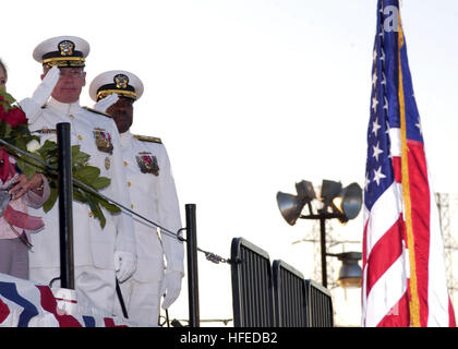 050521-N-1577S-049 San Diego, Kalifornien, (21. Mai 2005) - Chief of Naval Operations Admiral Vern Clark grüßt der nationalen Flagge während der Taufzeremonie für den Military Sealift Command (MSC) Hilfs Trockenfracht Träger USNS Lewis und Clark (T-AKE-1). Lewis und Clark ist das erste der neuesten Klasse im Gange Nachschub für Marineservice gebauten Schiffe und ist zu Ehren der legendären Entdecker benannt. Direkte Nachkommen von Captain Meriwether Lewis und William Lt. Clark, Frau Jane Lewis Sale Henley und Frau Lisa Clark, standen zur Verfügung, helfen, feiern den Start von ihren Vorfahren Namesak Stockfoto