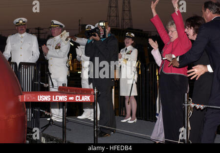 050521-N-1577S-125 San Diego, Kalifornien, (21. Mai 2005) Ð Schiff Sponsor, Frau Jane Lewis Verkauf Henley, Nachkomme von Meriwether Lewis, startet das Military Sealift Command (MSC) Hilfs Trockenfracht Träger USNS Lewis und Clark (T-AKE-1), nach eine Taufe Zeremonie im National Steel und Shipbuilding Company (NASSCO) in San Diego, Kalifornien Lewis und Clark das erste der neuesten Klasse der im Gange ist Nachschub für Marineservice gebauten Schiffe und ist benannt nach der legendären Entdecker. Direkte Nachkommen von Captain Meriwether Lewis und Lt. William Clark, Frau Jane Lewis Verkauf Henley ein Stockfoto