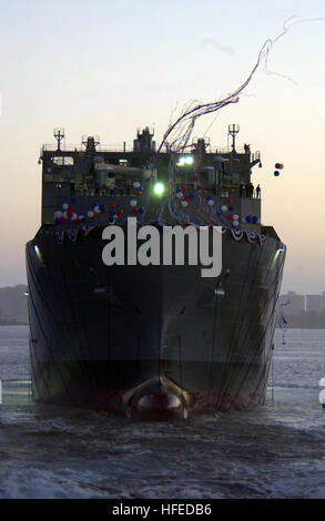 050521-N-1577S-133 San Diego, Kalifornien, (21. Mai 2005) – The Military Sealift Command (MSC) Hilfs trocknen Frachtfluggesellschaft USNS Lewis und Clark, (T-AKE-1), kommt auf den Markt in San Diego Harbor nach eine Taufe Zeremonie im National Steel und Shipbuilding Company (NASSCO) in San Diego, Kalifornien Lewis und Clark das erste der neuesten Klasse läuft Nachschub für Marineservice gebauten Schiffe und ist zu Ehren der legendären Entdecker benannt. Direkte Nachkommen von Captain Meriwether Lewis und William Lt. Clark, Frau Jane Lewis Sale Henley und Frau Lisa Clark, standen zur Verfügung, helfen, feiern Sie t Stockfoto