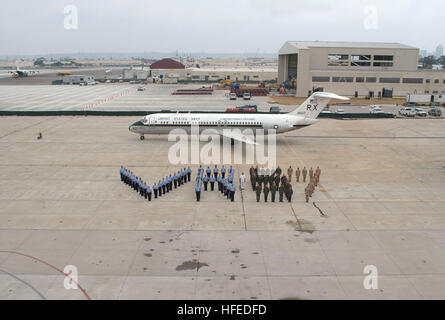 050526-N-6633C-008 San Diego, Kalifornien (26. Mai 2005) Ð Matrosen, die ÒConquistadorsÓ der Flotte Logistics Support Squadron fünf sieben (VR-57) zugewiesen stehen in Formation neben einer c-9 Skytrain II-Flugzeuge auf dem Flug Linie, bevor das Flugzeug Flug zum letzten Mal dauert. Die c-9-Zelle wurde vor kurzem zurückgezogen und wird ersetzt durch BoeingÕs C-40A Clipper. VR-57 zugewiesen Naval Air Station North Island ist mit mehr als 200 Reservisten und aktiven Dienst Matrosen besetzt und ist einer von mehreren Staffeln der Navy Reserve, die den Kommandanten, Fleet Logistics Support Wing (CFLSWO) umfassen. US Navy Foto Stockfoto