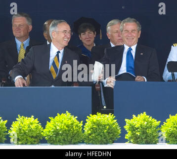 050527-N-9693M-012 Annapolis, MD. (27. Mai 2005) - Präsident George W. Bush und Marineminister Gordon England teilen sich einen humorvollen Moment während der U.S. Naval Academy-Klasse 2005 Abitur und Inbetriebnahme Zeremonie. Neun hundert sechsundsiebzig Midshipmen studierte an der United States Naval Academy und wurde in das US-Militär Offiziere. Präsident George W. Bush die Eröffnungsrede geliefert und persönlich begrüßt jeder Absolvent während der Zeremonie. Die Männer und Frauen der Abschlussklasse wurden in der Marine als Flaggen oder in der Marine Corps als zweite Leutnants vereidigt. U.S Stockfoto