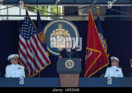 050527-N-9693M-018 Annapolis, MD. (27. Mai 2005) - Präsident der Vereinigten Staaten, George W. Bush liefert seine Bemerkungen als Teil der United States Naval Academy-Klasse 2005 Abitur und Inbetriebnahme Zeremonie.  Neun hundert sechsundsiebzig Midshipmen studierte an der United States Naval Academy und wurde in das US-Militär Offiziere. Präsident Bush die Eröffnungsrede geliefert und persönlich begrüßt jeder Absolvent während der Zeremonie. Die Männer und Frauen der Abschlussklasse wurden in der Marine als Flaggen oder in der Marine Corps als zweite Leutnants vereidigt. Foto: U.S. Navy Damon J. Mor Stockfoto