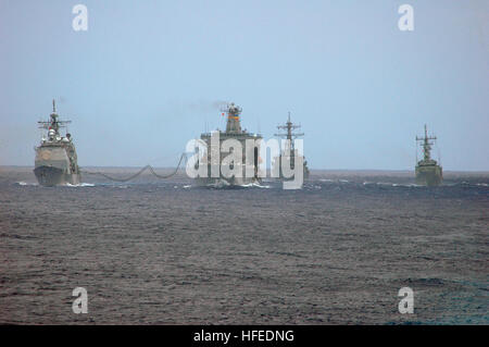 050530-N-5781F-198-Pazifik (30. Mai 2005) - Lenkflugkörper Kreuzer USS Cowpens (CG-63) führt ein Nachschub auf hoher See mit der Military Sealift Command (MSC) im Gange Nachschub Öler USNS Tippecanoe (T-AO-199), während die Lenkwaffenzerstörer USS Fitzgerald (DDG-62) und Royal Australian Navy Fregatte HMAS Canberra (FFG 02) folgen dicht dahinter. Der konventionell angetriebenen Flugzeugträger USS Kitty Hawk CV-63) und Schiffe der Kitty Hawk Carrier Strike Group bereiten derzeit kombinierten Übung Talisman Saber, eine gemeinsame Übung durchgeführt mit australischen Marine zu führen Stockfoto