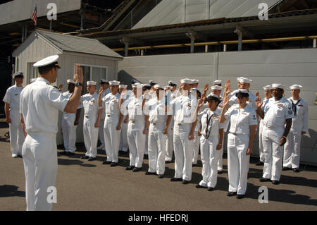 Die USS John F. Kennedy (CV 67) hält während der Flottenwoche 2005 die Wiedereinberufung von 22 Seeleuten am Ground Zero ab, wodurch die Gemeinde die U.S. Navy, das Marine Corps und die Küstenwache ehren kann. Stockfoto