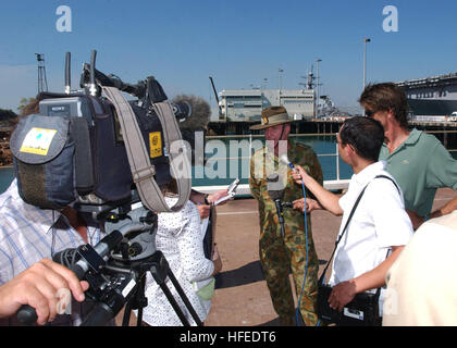 050531-N-3455P-003 Darwin, Australien (31. Mai 2005) Ð Commander, 1. Brigade, australische Brigadier General John Cantwell, wird von australischen Medien über Übung Talisman Sabre interviewt. Talisman Sabre 2005 ist eine gemeinsame Übung, darunter mehr als 17.000 USA und Australien Service-Mitglieder. US Navy Foto vom Fotografen-Mate Airman Paul Polach (freigegeben) uns Marine 050531-N-3455P-003 Commander, 1. Brigade, australische Brigadier General John Cantwell, wird von australischen Medien über Übung Talisman Sabre befragt Stockfoto