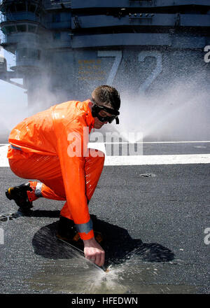 050602-N-4166B-001-Pazifik (2. Juni 2005) - Aviation Boatswain Mate Airman Austin Dant von Eugene, Oregon, unclogs eine Sprinkleranlage auf dem Flugdeck der Nimitz-Klasse-Flugzeugträger USS Abraham Lincoln (CVN-72) bei einem Test der Schiffe Gegenmaßnahme waschen unten System. Lincoln ist derzeit auf See, die Durchführung von Schulungen der Bereitschaft zur Unterstützung der NavyÕs Flotte Antwort planen. Foto: U.S. Navy PhotographerÕs Mate Airman Jordon R. Beesley (freigegeben) US Navy 050602-N-4166B-001 Aviation Boatswain Mate Airman Austin Dant von Elizabeth, Colorado, unclogs eine Sprinkleranlage auf dem Flugdeck der N Stockfoto