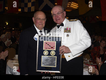 050604-N-1126D-048 Jacksonville, Florida (4. Juni 2005) - Chief of Naval Operations (CNO) Vern Clark präsentiert den Award, ehemaliger Chief Storekeeper Paul Greenwald beim 60 - dritte Midway Gedenk-Dinner, abgehalten in der Innenstadt von Jacksonville. Greewald war an Bord der USS Yorktown während der Schlacht um Midway stationiert. Foto: U.S. Navy des Fotografen Mate 3. Klasse Gerhard Wunsch (freigegeben) uns Marine 050604-N-1126D-048 Chef des Naval Operations (CNO) Vern Clark präsentiert eine Auszeichnung, ehemaliger Chief Storekeeper Paul Greenwald beim 60 - dritte Midway Gedenk-Dinner Stockfoto