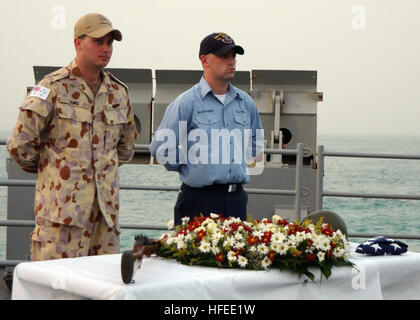 050606-N-1825E-099 Persischen Golf (6. Juni 2005) - USA und Royal Australian Navy (RAN) Seeleute an Bord der Lenkwaffen-Kreuzer USS Normandy (CG-60), stehen nebeneinander, Veteranen des zweiten Weltkriegs d-Day während einer Gedenkfeier am frühen Abend zu Ehren.  Der einstündige Service jährte sich zum 61. Koalition Verbündeten stürmen die Strände der Normandie, Frankreich, 6. Juni 1944. Die Crew auf die Pfauentaube des Schiffes gesammelt und hörte Worte des Gedenkens aus der befehlshabende Offizier und Familienmitglieder derer, die an d-Day teilgenommen. Der Commander Task Force fünf acht (CTF-58) fla Stockfoto