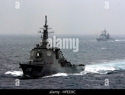 050609-N-5384B-003-Pazifik (9. Juni 2005) - der japanische Maritime Self Defense (JDS) Schiff JDS Myoko (DDG-175), Vordergrund, Segel in Bildung zusammen mit der Lenkwaffen-Kreuzer USS Shiloh (CG-67), hinten, während eine Weitergabe Übung zwischen den amerikanischen und japanischen Seestreitkräfte. Die Flugzeugträger der Nimitz-Klasse USS Abraham Lincoln (CVN-72) führt derzeit Bereitschaft Training zur Unterstützung der Marine Flotte Antwort planen. US Navy Foto durch des Fotografen Mate Airman Justin R. Blake (freigegeben) US Navy 050609-N-5384B-003 The japanische Maritime Self Defense (JDS) Schiff JDS Myoko (DDG-175) Stockfoto