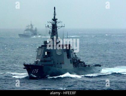 050609-N-5384B-007-Pazifik (9. Juni 2005) - der japanische Maritime Self Defense (JDS) Schiff JDS Myoko (DDG-175), Vordergrund, Segel in Bildung zusammen mit der USS Shiloh Lenkflugkörper Kreuzer (CG-67), hinten, während eine Weitergabe Übung zwischen den amerikanischen und japanischen Seestreitkräfte. Die Flugzeugträger der Nimitz-Klasse USS Abraham Lincoln (CVN-72) führt derzeit Bereitschaft Training zur Unterstützung der Marine Flotte Antwort planen. US Navy Foto durch des Fotografen Mate Airman Justin R. Blake (freigegeben) US Navy 050609-N-5384B-007 The japanische Maritime Self Defense (JDS) Schiff JDS Myoko (DDG-175) Stockfoto