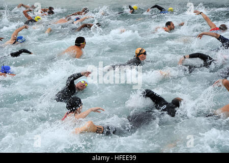 040910-N-4776G-573 ALBA, Bahrain (9. April 2010) Konkurrenten zu ergreifen, um das Wasser für die erste Etappe des Alba Olympischen Triathlon in Alba, Bahrain. Mehr als 20 Service-Mitglieder aus drei Niederlassungen des Militärs traten im Triathlon, bestehend aus einem 5-km Schwimmen, 40-Kilometer-Rennen und 10-Kilometer-Lauf. (Foto: U.S. Navy Mass Communication Specialist 2. Klasse Kathleen Gorby/freigegeben) US Navy 040910-N-4776G-573 Konkurrenten ergreifen, um das Wasser für die erste Etappe des Alba Olympischen Triathlon in Alba, Bahrain Stockfoto